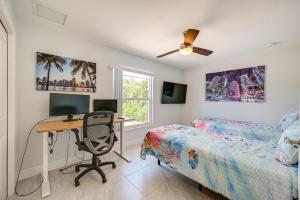 Marco Island Home with Heated Pool and Screened Lanai!的电视和/或娱乐中心