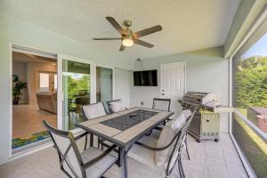 Marco Island Home with Heated Pool and Screened Lanai!的电视和/或娱乐中心