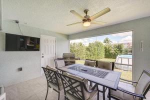 Marco Island Home with Heated Pool and Screened Lanai!的阳台或露台