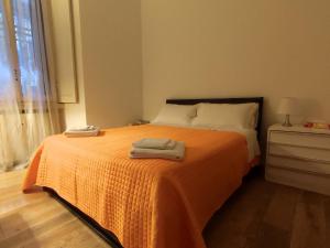 um quarto com uma cama com duas toalhas em Appartamento Vitruvio42 em Milão
