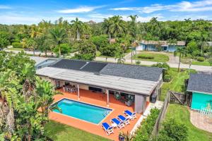 an aerial view of a house with a swimming pool at Naples LaStrada - Private pool, 12 mins to beach in Naples