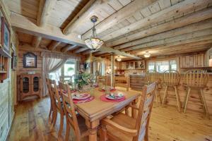uma sala de jantar com uma mesa de madeira e cadeiras em Secluded Broken Bow Cabin with Firepit and Deck! em Broken Bow