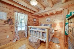 um quarto chalé de madeira com um beliche e uma janela em Secluded Broken Bow Cabin with Firepit and Deck! em Broken Bow