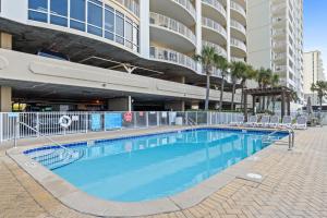 una grande piscina di fronte a un edificio di Ocean Villa by Panhandle Getaways a Panama City Beach