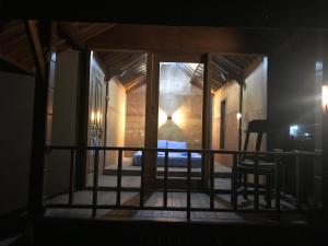 um quarto com uma cama e uma varanda à noite em Muni's Lombok Bungalow em Masbagik