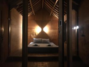 Postel nebo postele na pokoji v ubytování Muni's Lombok Bungalow