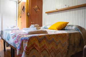 Una cama en una habitación con toallas. en Woodhouse paesana en Paesana