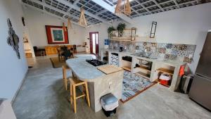 uma cozinha com uma mesa e uma bancada em Kite & Sol Beach House Taiba em Taíba