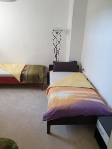 - une chambre avec deux lits et une lampe dans l'établissement Montage, à Wurzen