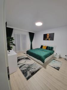 Un dormitorio con una cama verde en una habitación con alfombras en Apartament Ariana Rasnov, en Râșnov