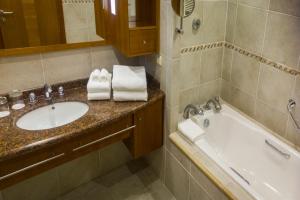 Koupelna v ubytování Park Lake Luxury Hotel