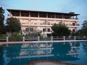 un hotel con piscina frente a él en Yura Kiri Resort Khao Yai, en Mu Si