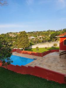- une piscine dans la cour d'une maison dans l'établissement Chácara guararema, à Guararema