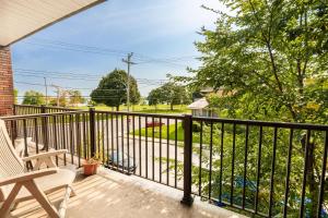 a balcony with a black fence and a table and chairs at Appartement 1 chambre 1 lit queen-1009 in Montreal