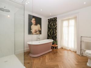 Ένα μπάνιο στο Penny Bridge House +92 φωτογραφίες