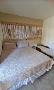 ein Schlafzimmer mit einem großen Bett in einem Zimmer in der Unterkunft Taiba Beach Resort Térreo 2 quartos in São Gonçalo do Amarante + 39 Fotos