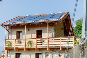 ein Haus mit Sonnenkollektoren auf dem Dach in der Unterkunft Green Chalet Scalotta - Wonderful Terrace Lake and Mounts View in Dervio
