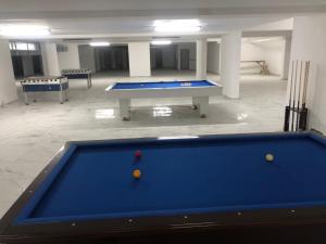 a pool table in an empty room with a pool ball at Esenboğa Yıldırım Beyazıt Apart in Ankara