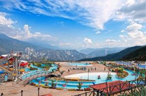 a view of a water park with mountains in the background at Montañita del Río in Aratoca