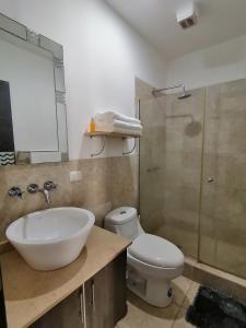 W łazience znajduje się umywalka, toaleta i prysznic. w obiekcie Panoramic View to the ocean Manta w mieście Manta