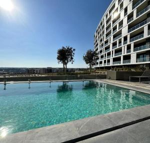 ein großes Schwimmbecken vor einem Gebäude in der Unterkunft Exec Oasis @Ellipse in Midrand