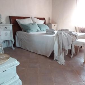 Un dormitorio con una cama con una manta. en B&B Casale Ormano, en San Venanzo