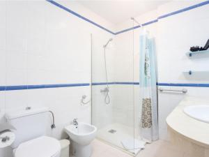 een badkamer met douche, toilet en wastafel bij Live Balcon del Mar in Costa Del Silencio
