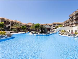 een groot zwembad met blauw water in een resort bij Live Balcon del Mar in Costa Del Silencio