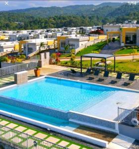 ein großer Pool auf einem Gebäude in der Unterkunft Lovely Memories Vacation Home in Ocho Rios