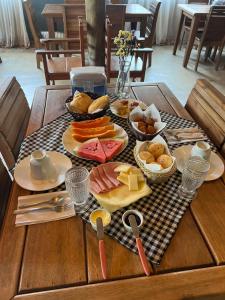 einen Tisch mit Teller mit Lebensmitteln auf einem Tisch in der Unterkunft Villaggio Zamprogno in Santa Teresa