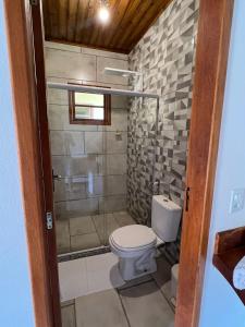 uma casa de banho com um WC e um chuveiro em Villaggio Zamprogno em Santa Teresa
