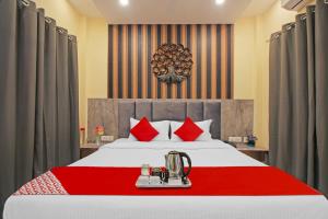 Giường trong phòng chung tại Avenue Inn Near Birla Mandir