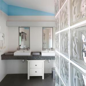 a bathroom with two sinks and two mirrors at Casa-De-Golf in Alhaurín de la Torre