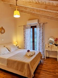 um quarto com uma cama grande e uma janela em Alegria apartments em Gaios