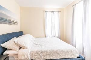 Ein Bett oder Betten in einem Zimmer der Unterkunft 3 Bed Modern Condo Stay on Central Park!
