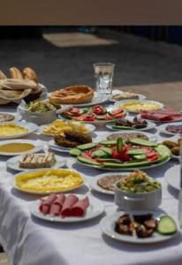 un tavolo con molti piatti di cibo sopra di Ahmose Pyramids view inn a Il Cairo
