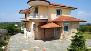 een groot huis met een balkon. bij Villa Zeus Thessalonikis in Agia Triada