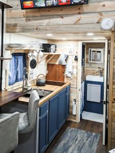 una cocina con armarios azules y fregadero en The Little Park, en Farmington