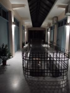 un hall vide avec une cage au milieu d'un bâtiment dans l'établissement Στούντιο Στη Στοά Βαρβουτσή Νούμερο#7, à Kalamata