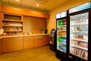 una tienda de comestibles con una nevera para bebidas en una habitación en A & S Vacation Rooms, en Kissimmee