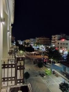 balcone con vista sulla città di notte di Στούντιο Στη Στοά Βαρβουτσή Νούμερο#7 a Kalamáta