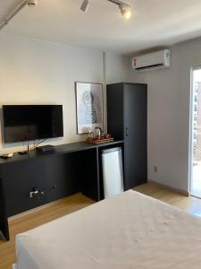 um quarto com um balcão preto e um frigorífico em Garvey Park Hotel em Brasília