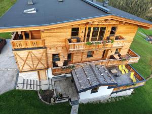 una vista aérea de una gran casa de madera en Löberbauer, Ferienwohnung, en Tux