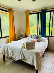 Un dormitorio con una cama con una cesta. en Altos del Maria -mountaine views en Sorá