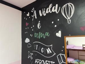 Uma cama ou camas num quarto em Toca da Mona Roots Hostel
