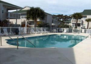 una gran piscina frente a un edificio en Shorehaven 16B, en Myrtle Beach