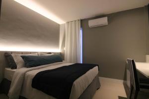 1 dormitorio con cama y ventana en Samba Cabo Frio en Cabo Frío