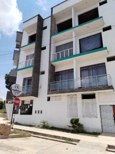 Biały budynek z znakiem stopu przed nim w obiekcie Hospedaje los robles w mieście Tarapoto