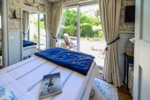 En eller flere senge i et værelse på Tennis Club House