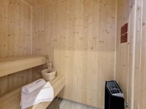 una sauna in legno con due asciugamani e un secchio di Chalet au pied des pistes avec sauna, cheminée, parking couvert et Wifi - Saint Martin de Belleville - FR-1-344-1012 a Saint-Martin-de-Belleville Altre 8 foto